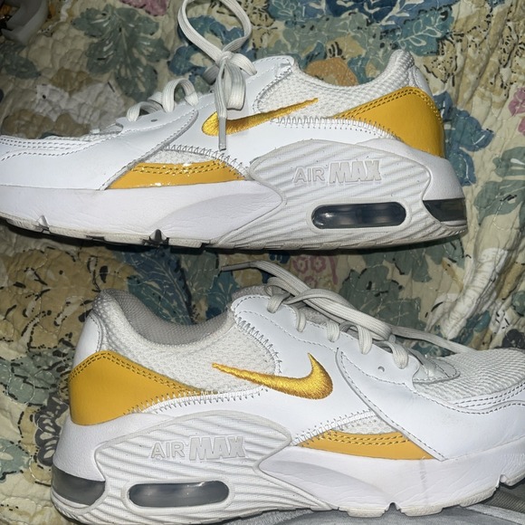 Nike Women's Size 6 Air Max Excee White And Gold - Picture 1 of 9